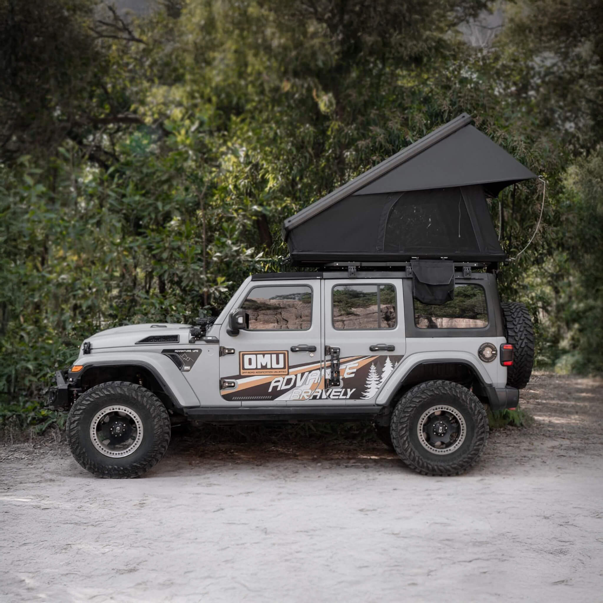 Trailora Altitude Heavy-Duty Hard-Shell Rooftop Tent (RTT) With Ladder